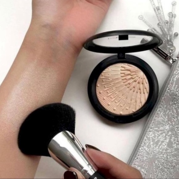 New MAC Firelit Kit Makeup Gift Set, Champagne - Picture 3 of 11